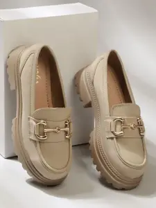 VALIOSAA Women Textured Loafers