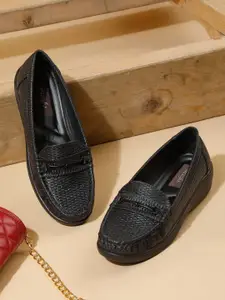 VALIOSAA Women Textured Loafers