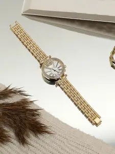 HAUTE SAUCE by  Campus Sutra HAUTE SAUCE by Campus Sutra Women Printed Dial & Stainless Steel Bracelet Style Straps Digital Watch