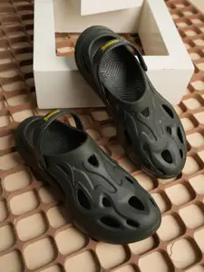 The Roadster Lifestyle Co Men Self Design Rubber Clogs