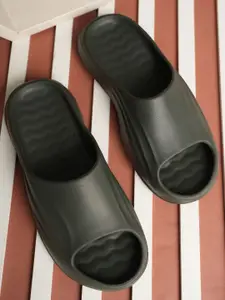 The Roadster Lifestyle Co Men Textured Sliders