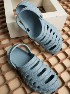 The Roadster Lifestyle Co. Men Self Design Rubber Clogs