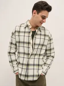 THE BEAR HOUSE Men Spread Collar Checked Cotton Relaxed Fit Casual Shirt