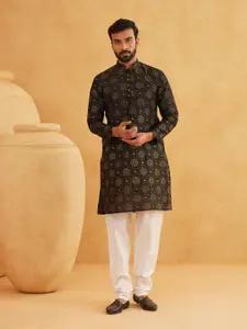 SOJANYA Floral Printed Mandarin Collar Straight Kurta