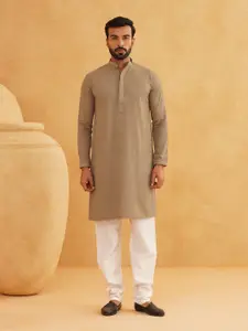 SOJANYA Geometric Embroidered Mandarin Collar Pure Cotton Straight Kurta