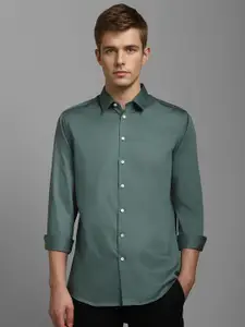 Louis Philippe Sport Men Solid Spread Collar Cotton Casual Shirt