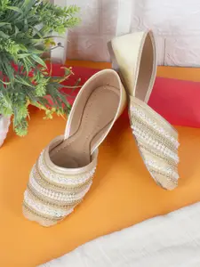 Retro Walk Women Embellished Ethnic Mojaris