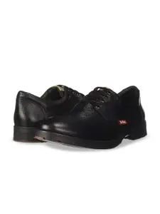 Lee Cooper Men Textured Round Toe Lightweight Leather Oxfords