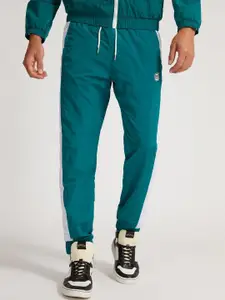 GUESS Men Regular Fit Mid-Rise Joggers