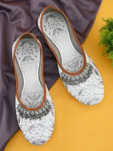 Apratim Women Embellished Round Toe Mojaris Flats