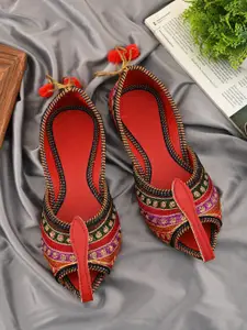 Apratim Women Embellished Mojaris