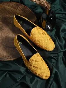 House of Pataudi Men Embroidered Ethnic Embellished Mojaris