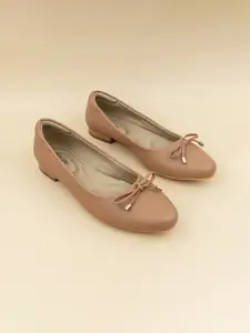 Ozuri Women Block Heel Pumps With Bow Details