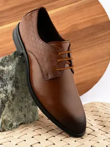 INVICTUS Men Textured Formal Derbys