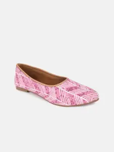 DressBerry Women Printed Pointed Toe Mojaris