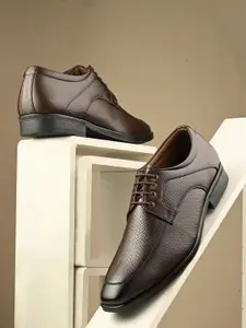 INVICTUS Men Textured Lightweight Formal Derby Shoes