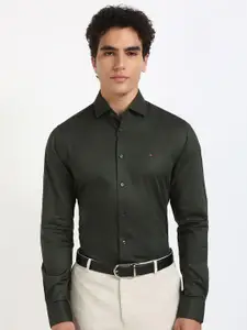 Tommy Hilfiger Men Slim Fit Opaque Striped Casual Shirt