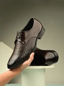 INVICTUS Men Textured Formal Derby