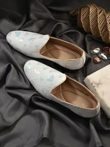 House of Pataudi Men Ethnic Embroidered Lightweight Mojaris Shoes