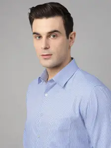 English Navy Men Spread Collar Micro Checked Wrinkle Ressistant Slim Fit Formal Shirt