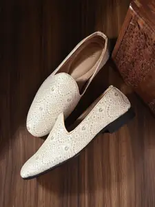 House of Pataudi Men Embroidered Lightweight Slip On Mojaris