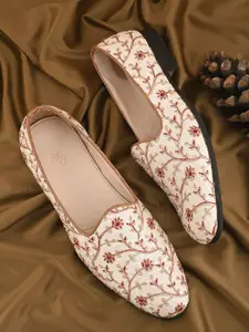 House of Pataudi Men Casual Slip On Mojaris