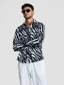 Snitch Men Smart Spread Collar Abstract Printed Casual Shirt