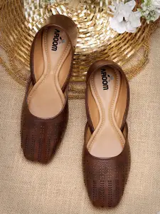 AROOM Women Textured Ethnic Mojaris Flats