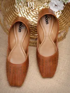 AROOM Women Textured Ethnic Mojaris Flats