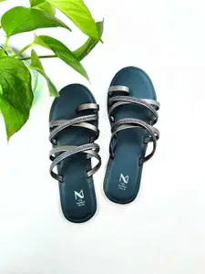 THE MADRAS TRUNK Women One Toe Flats