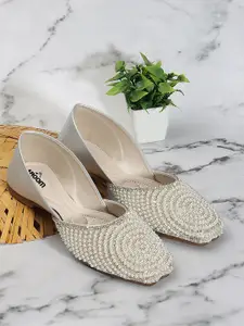 AROOM Women Ethnic - Embellished Mojaris Flats