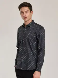 Snitch Men Smart Fit Spread Collar Geometric Printed Cotton Casual Shirt