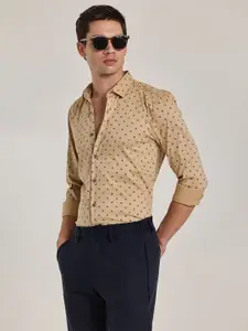 Snitch Men Smart Spread Collar Micro Ditsy Printed Cotton Casual Shirt