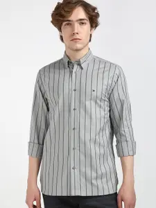 Tommy Hilfiger Men Spread Collar Vertical Striped Cotton Casual Shirt