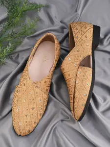 House of Pataudi Men Embellished Lightweight Mojaris