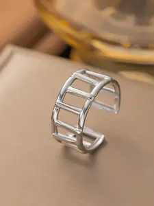 MYKI Arresting Stainless Steel Silver-Plated Finger Ring