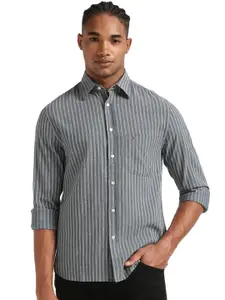 Tommy Hilfiger Men Spread Collar Vertical Striped Cotton Casual Shirt