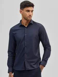 Snitch Men Smart Spread Collar Textured Casual Shirt