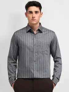 Arrow Men Manhattan Spread Collar Vertical Striped Cotton Slim Fit Casual Shirt