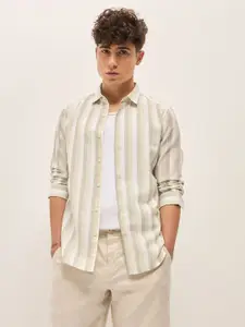 THE BEAR HOUSE Men Spread Collar Vertical Striped Slim Fit Casual Shirt