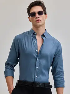 Snitch Men Smart Button-Down Collar Solid Casual Shirt