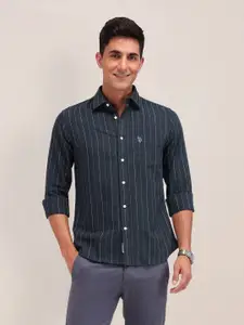 U.S. Polo Assn. Men Cutaway Collar Vertical Striped Cotton Tailored Fit Casual Shirt