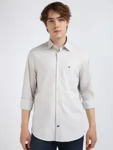 Tommy Hilfiger Men Cutaway Collar Vertical Striped Cotton Slim Fit Casual Shirt