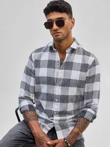 Snitch Men Smart Spread Collar Checked Cotton Casual Shirt