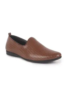 FAUSTO Men Textured Ethnic Round Toe Mojaris