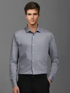 Louis Philippe Men Spread Collar Solid Cotton Slim Fit Formal Shirt
