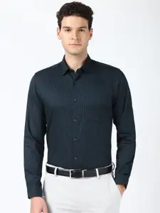 Peter England Men Spread Collar Solid Cotton Slim Fit Formal Shirt