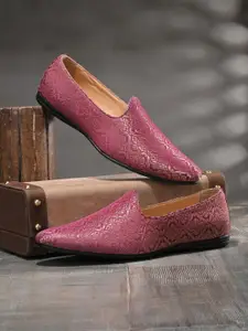 House of Pataudi Men Embroidered Mojaris