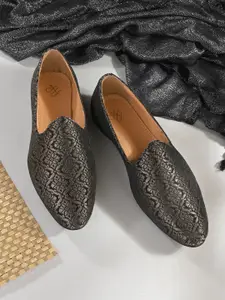 House of Pataudi Men Embroidered Casual Mojaris