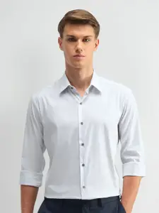 Arrow New York Men Manhattan Spread Collar Vertical Striped Cotton Slim Fit Casual Shirt